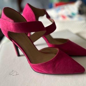 Fuchsia pointed toe heels